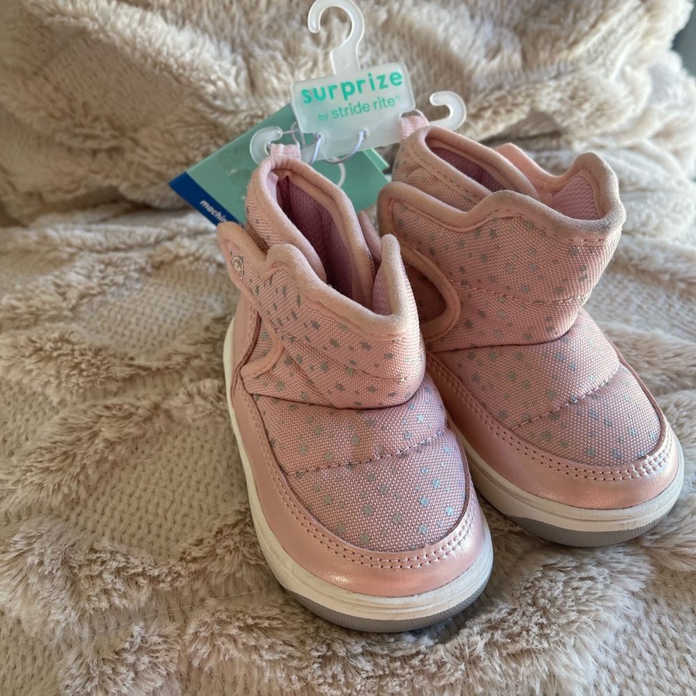 NWT Surprise by stride rite - infant/toddler winter boots size 4.